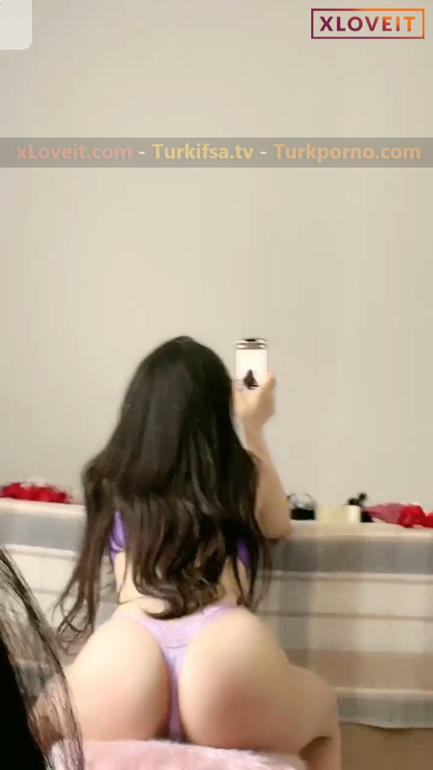 Mercedes Sena Aynadan koca kalçasını gösterdi